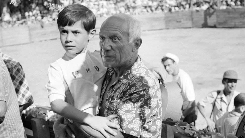 Jean Meunier, Pablo Picasso y su hijo Claude en una corrida de toros, 1954. 