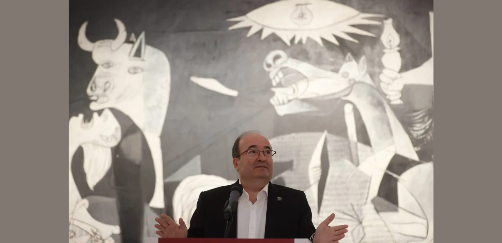 El ministro de Cultura y Deportes, Miquel Iceta, ante "El Guernika", de Picasso.