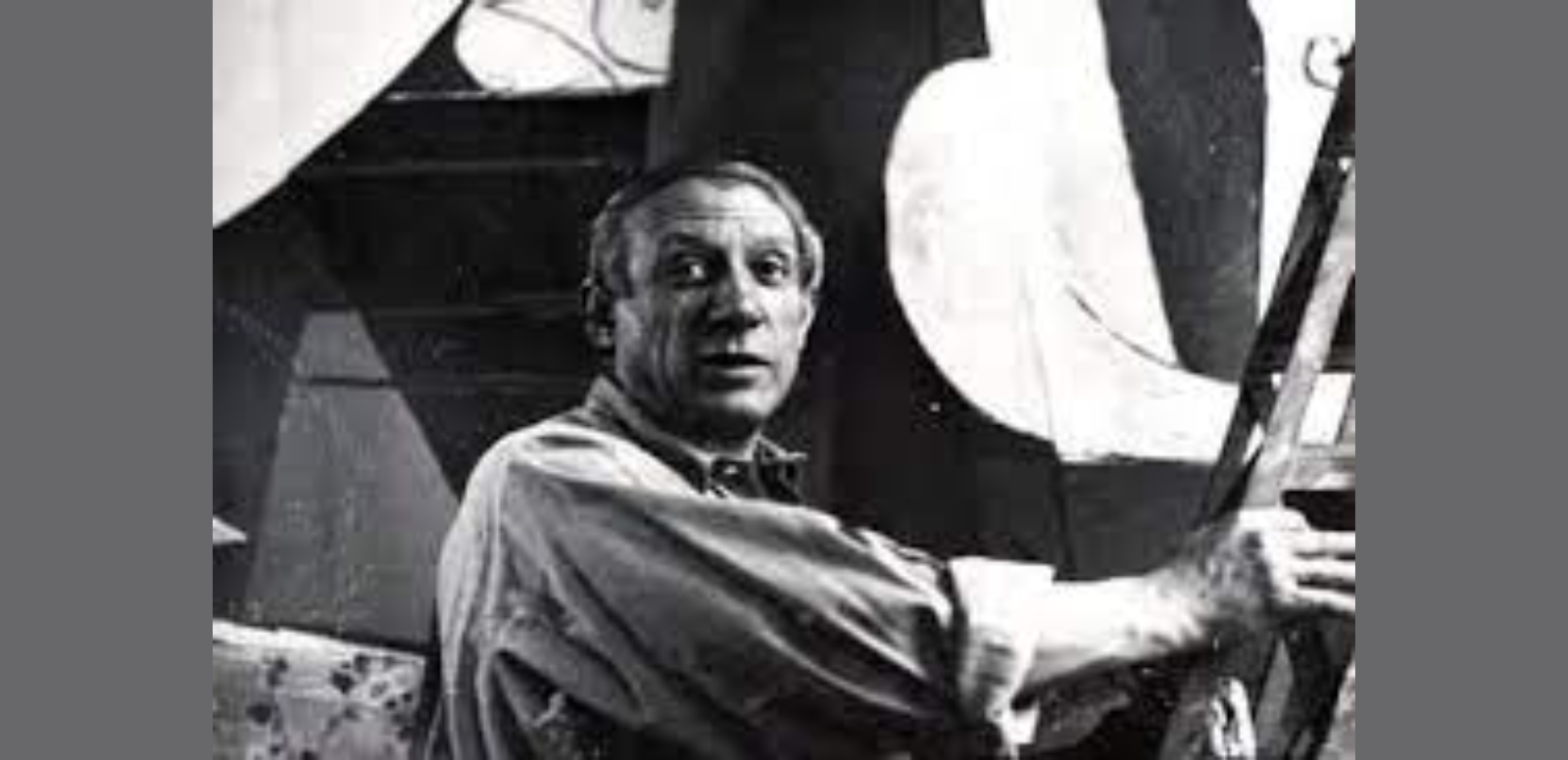 Picasso junto al 'Guernica' durante su preparación. DORA MAAR 