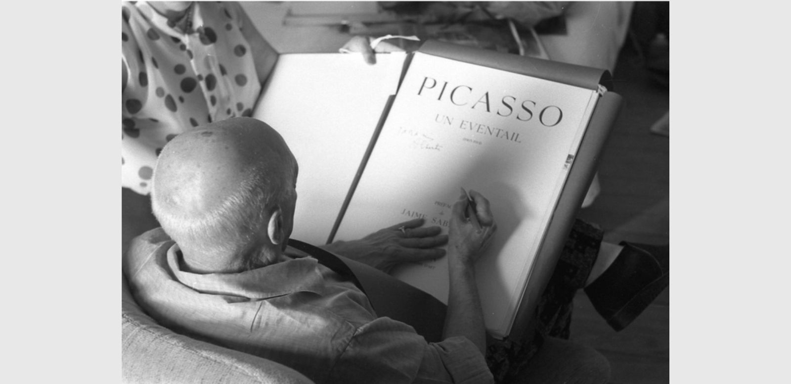 Roberto Otero (1931-2004). Pablo Picasso dedicando un ejemplar del álbum 'Picasso. Un eventail' (1905-1914) 