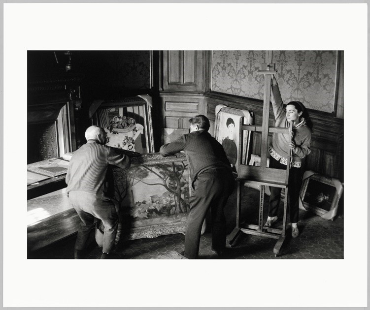 David Douglas Duncan, “Pablo Picasso con su hijo Paulo y Jacqueline Roque trasladando su colección personal al Château de Vauvenargues”, 1959