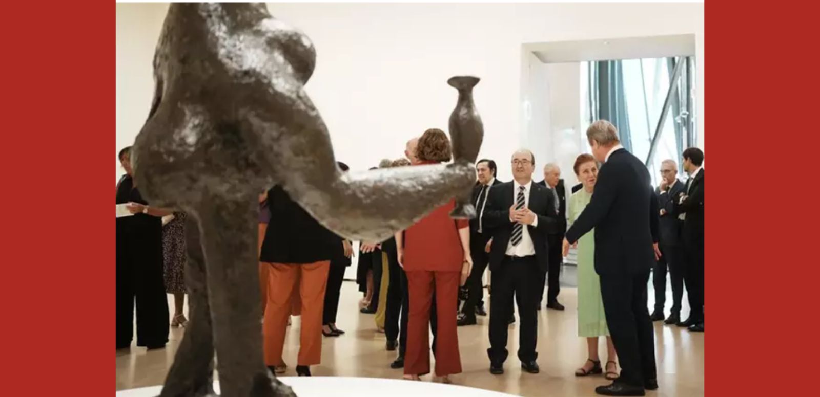 El ministro de cultura y Deporte, Miquel Iceta (3d), asiste a la inauguración de la exposición "Picasso Escultor: materia y cuerpo" en el Museo Guggenheim de Bilbao