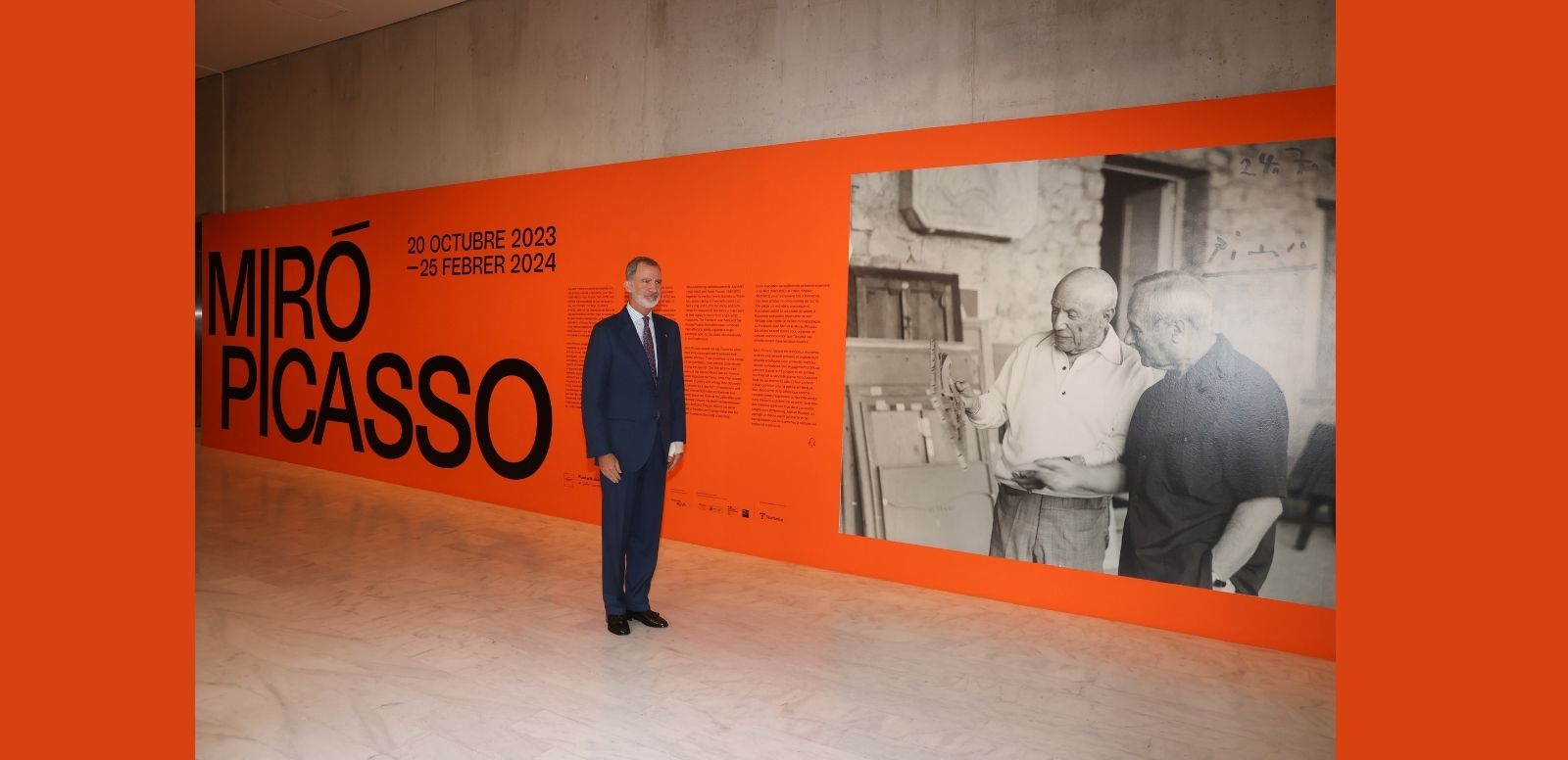 El Rey posa ante el mural que preside la exposición 'Miró-Picasso' en el Museo Picasso