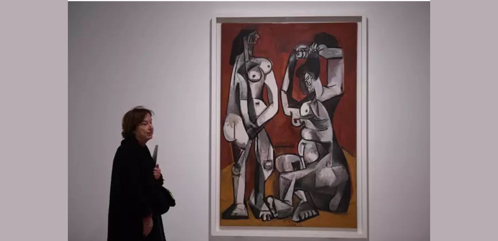 Archivo - Una mujer observa una de las obras de la muestra 'Picasso 1906. La gran transformación', en el Museo Reina Sofía, a 13 de noviembre de 2023, en Madrid (España).