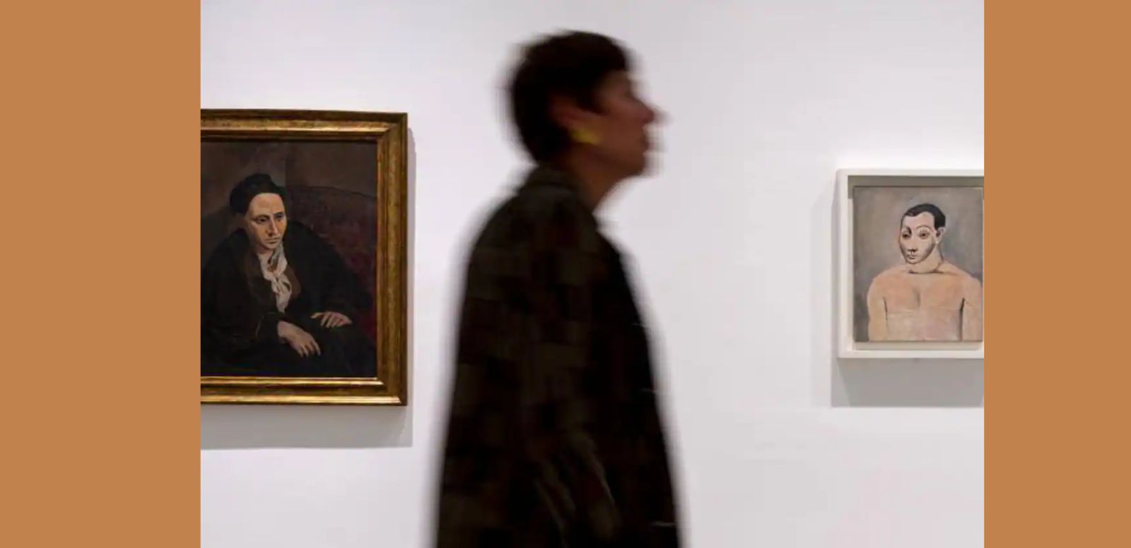 Una mujer pasa ante el 'Retrato de Gertrude Stein' y un 'Autorretrato' de Picasso