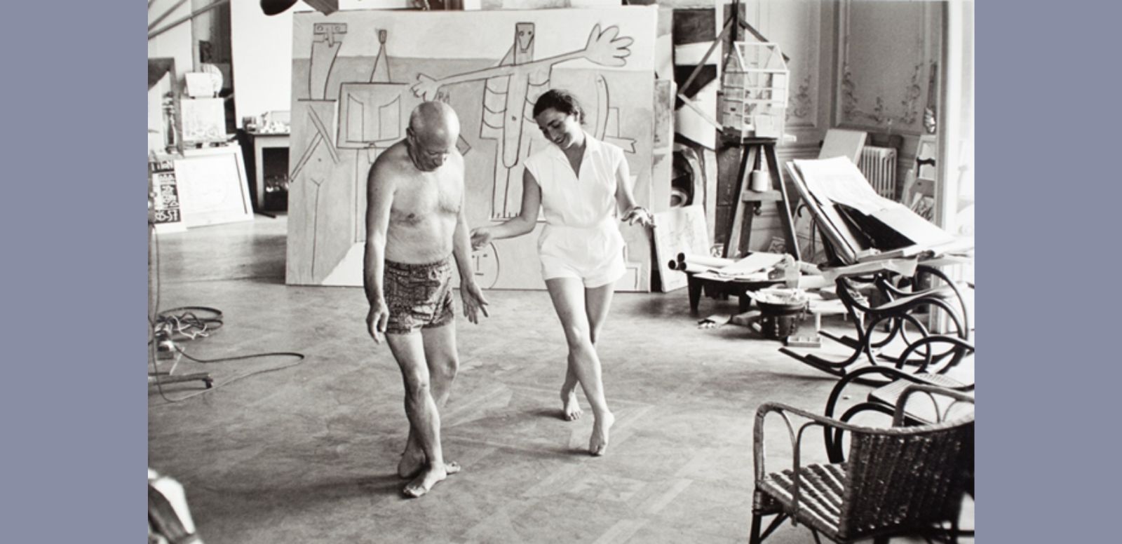 David Douglas Duncan. Pablo Picasso y Jacqueline Roque delante de Bañistas en La Garoupe en La Californie Cannes, verano de 1957. 